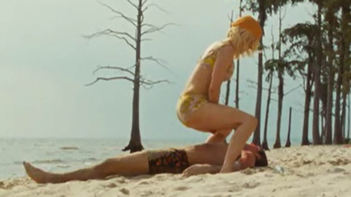 Nicole Kidman kissar på Zac Efron i filmen The Paperboy.